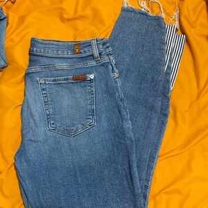 Distressed ankle with pinstripe piping